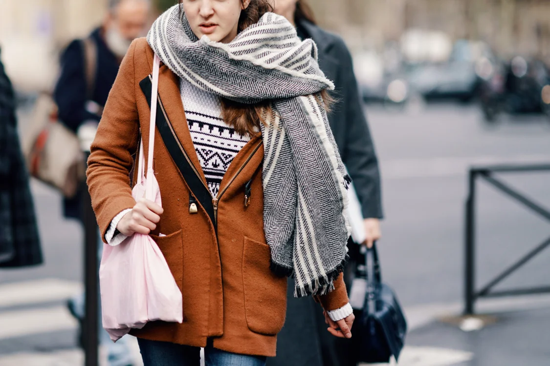 Как стильно носить шарф в этом сезоне: 30 примеров из street style - фото 457417