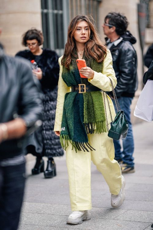Как стильно носить шарф в этом сезоне: 30 примеров из street style - 457419 Как стильно носить шарф в этом сезоне: 30 примеров из street style - фото 457419