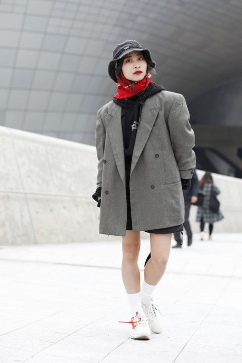 Как стильно носить шарф в этом сезоне: 30 примеров из street style - 457421 Как стильно носить шарф в этом сезоне: 30 примеров из street style - фото 457421