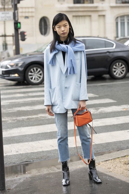 Как стильно носить шарф в этом сезоне: 30 примеров из street style - 457422 Как стильно носить шарф в этом сезоне: 30 примеров из street style - фото 457422