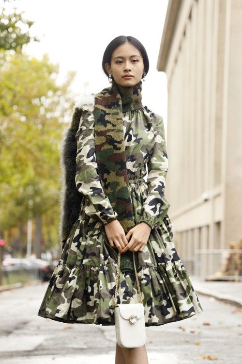Как стильно носить шарф в этом сезоне: 30 примеров из street style - 457428 Как стильно носить шарф в этом сезоне: 30 примеров из street style - фото 457428
