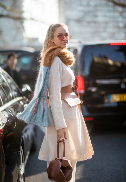 Как стильно носить шарф в этом сезоне: 30 примеров из street style - 457429 Как стильно носить шарф в этом сезоне: 30 примеров из street style - фото 457429