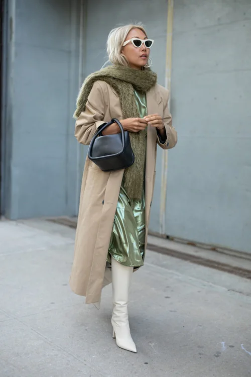 Как стильно носить шарф в этом сезоне: 30 примеров из street style - фото 457432