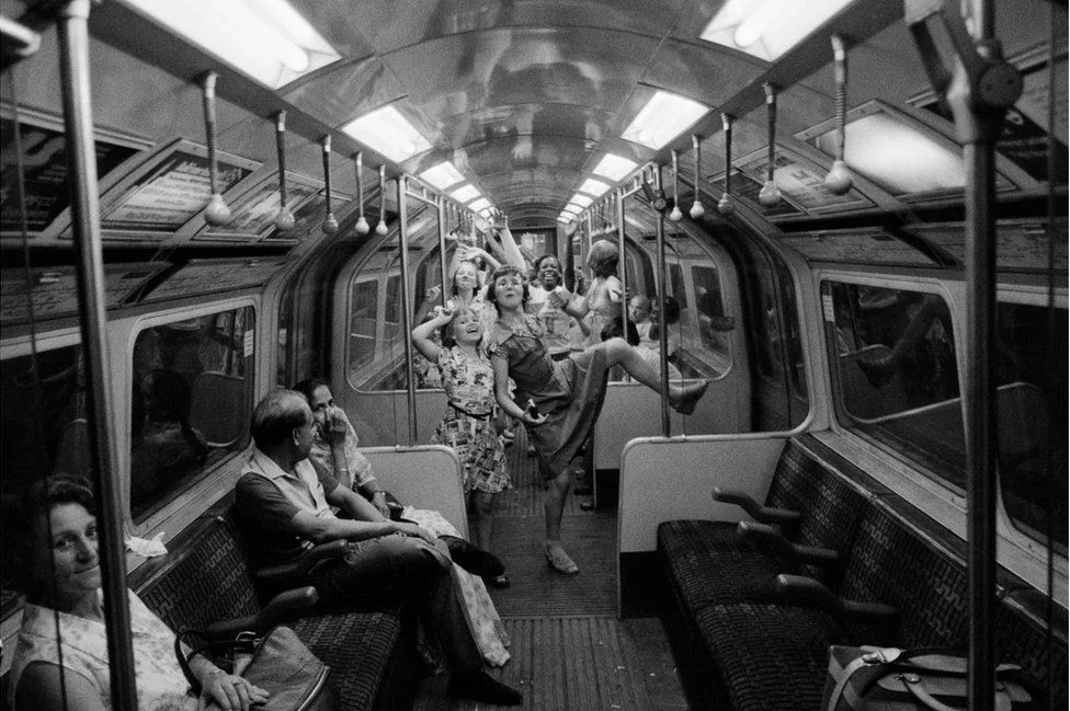 Фотограф показал жизнь лондонского метрополитена, которая крайне отличается от киевского - фото 457561