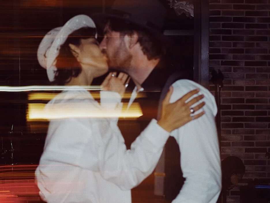 Рідкісний і солодкий кадр: Аліна Астровська засвітила ніжні поцілунки з нареченим - фото 457680