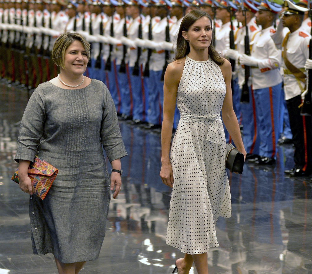 Королева Летиция вышла в свет в старом платье, но все равно вызвала фурор - фото 457722