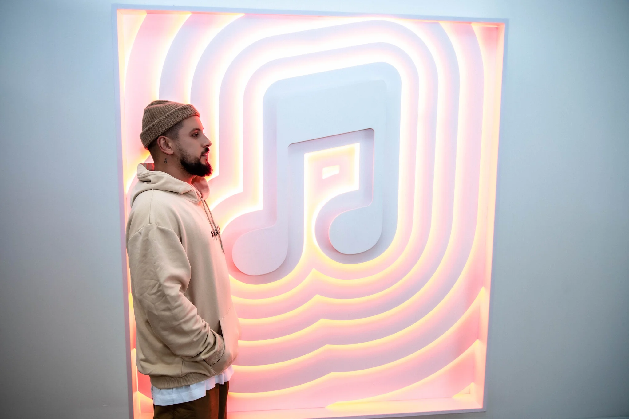MONATIK стал первым артистом из СНГ, посетившим офис Apple Music в Лос-Анджелесе - фото 457921