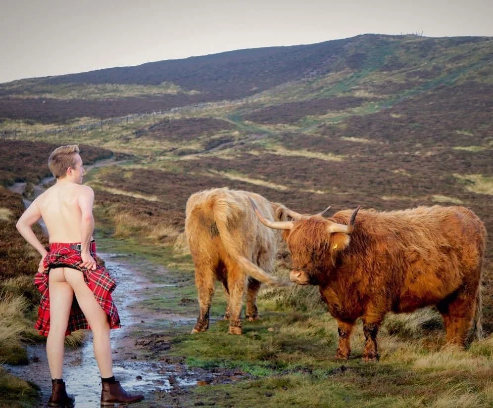 Красота природы в чистом виде: шотландские студенты разделись в поддержку животных - фото 458172