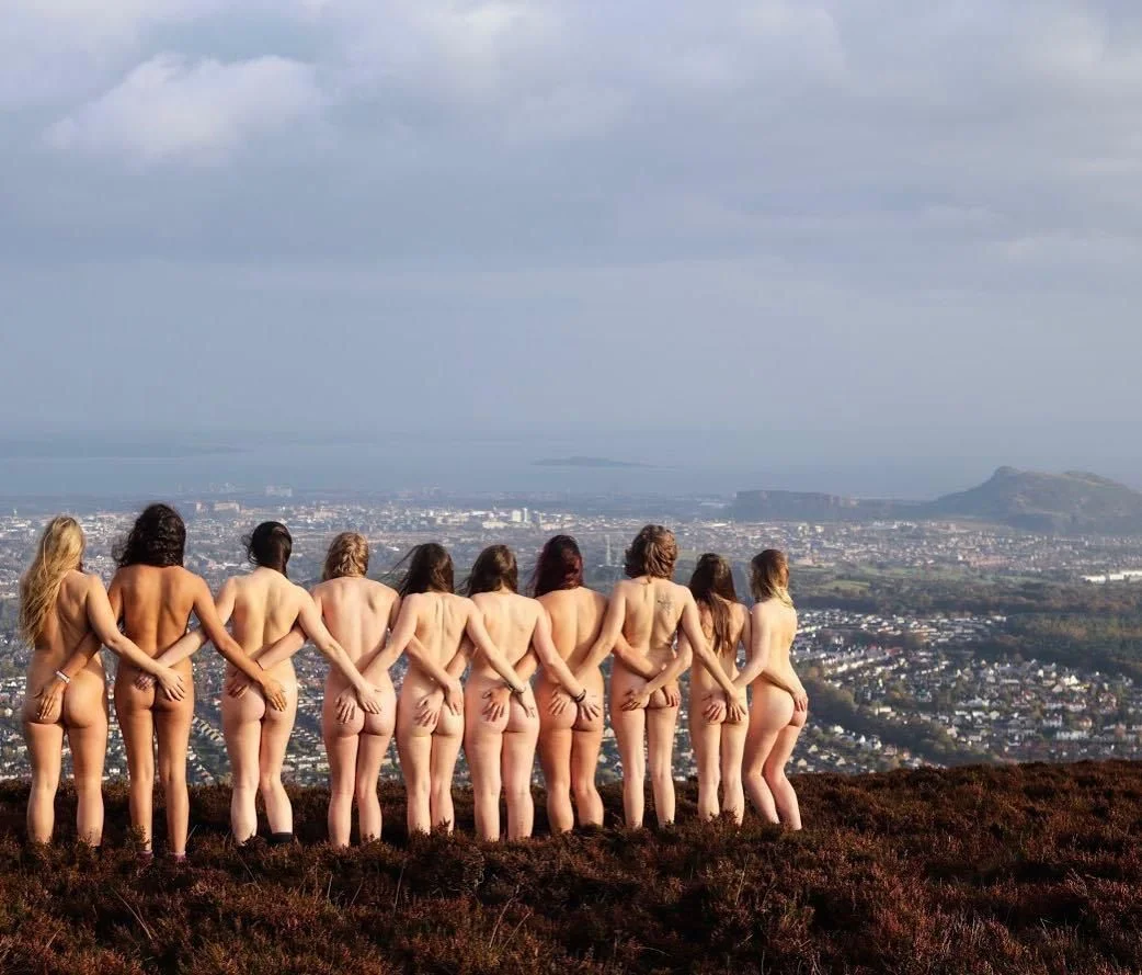 Краса природи в чистому вигляді: шотландські студенти роздягнулись на підтримку тварин - фото 458173