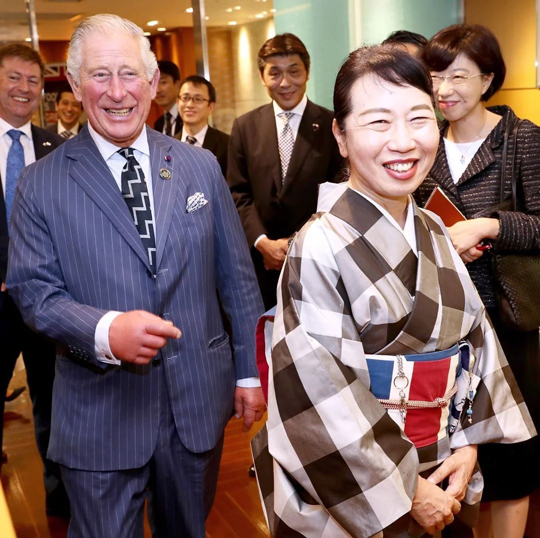 Принц Чарльз сміється разом з японкою в кімоно, пояс якого нагадує британський прапор - фото 458935