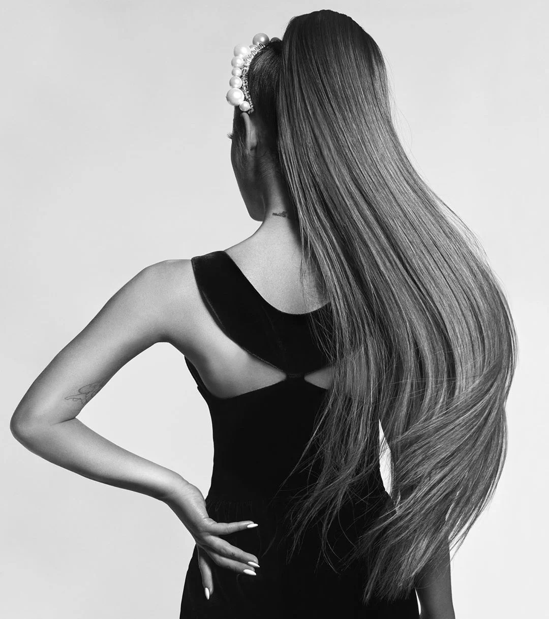 Певица Ариана Гранде сняла свой 'фирменный хвост', и фаны в шоке от ее натуральных волос - фото 459461