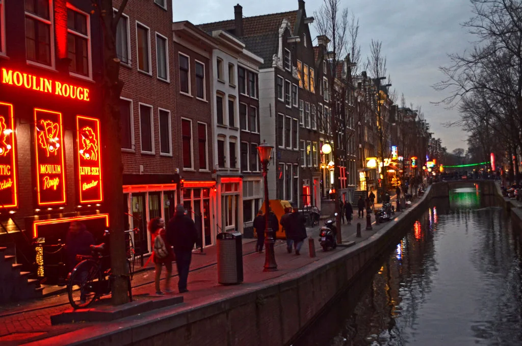 В Амстердаме планируют избавиться от улицы 'красных фонарей', ведь она портит репутацию - фото 459721