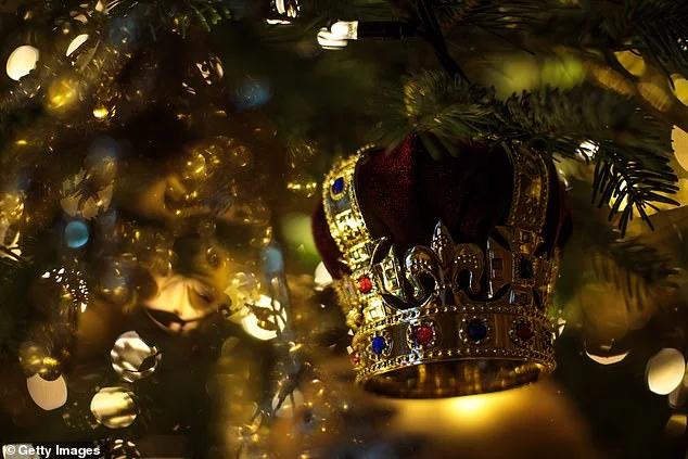Праздник приближается: роскошный декор Белого дома и дворца Елизаветы II к Рождеству - фото 460105