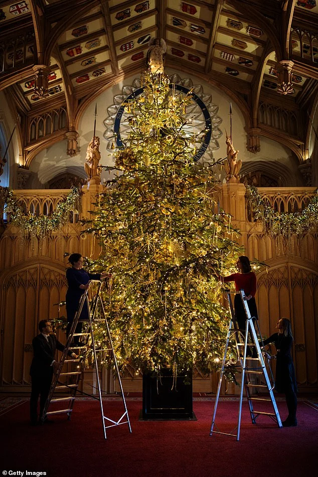 Праздник приближается: роскошный декор Белого дома и дворца Елизаветы II к Рождеству - фото 460106