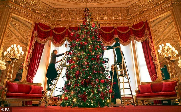 Праздник приближается: роскошный декор Белого дома и дворца Елизаветы II к Рождеству - фото 460107