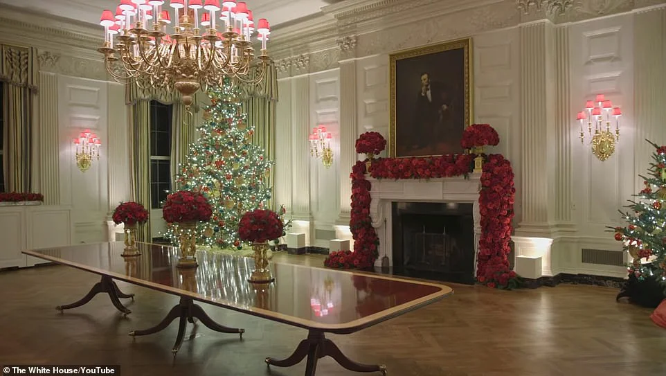 Праздник приближается: роскошный декор Белого дома и дворца Елизаветы II к Рождеству - фото 460110