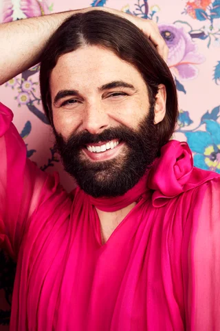 Впервые за 35 лет обложку Cosmopolitan украсил мужчина, еще и в вечернем платье - фото 460188