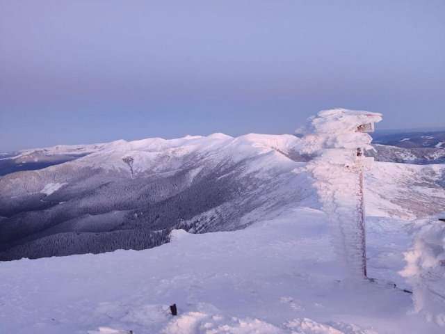 Карпати засипало пухнастим снігом і приголомшливі фото гір створюють святкову атмосферу - фото 460205