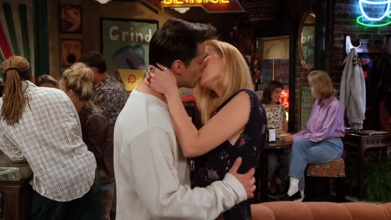 Поцілунок Джої та Фібі в серіалі 'Друзі' - фото 460715