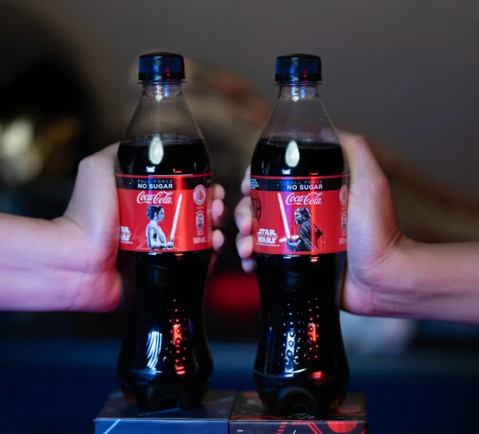 Coca-Cola випустила нову пляшку, що сяє наче світловий меч з 'Зоряних війн' - фото 460792