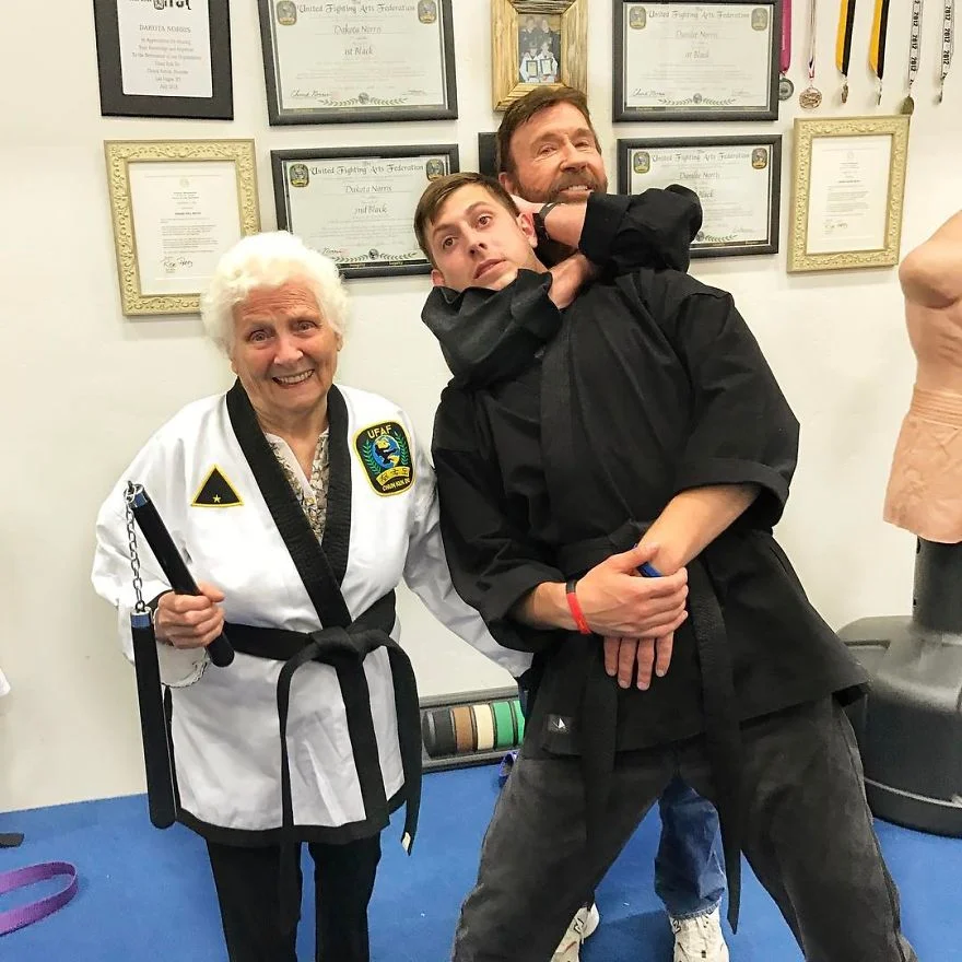 93-летняя бабушка и ее внук одевают дурацкие костюмы и веселят Instagram - фото 460931