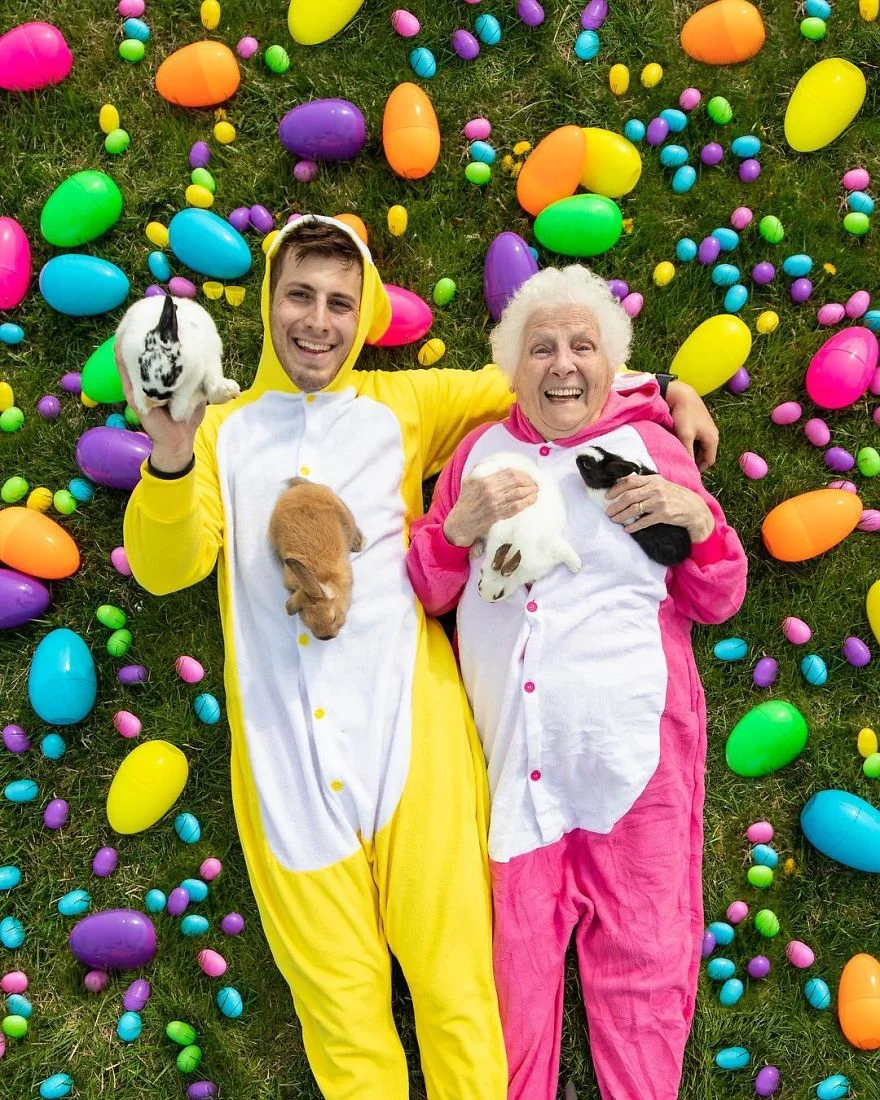 93-летняя бабушка и ее внук одевают дурацкие костюмы и веселят Instagram - фото 460937