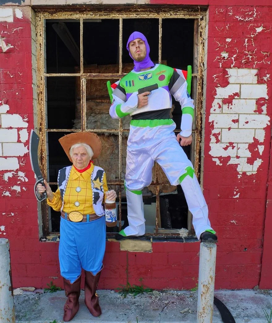 93-летняя бабушка и ее внук одевают дурацкие костюмы и веселят Instagram - фото 460941