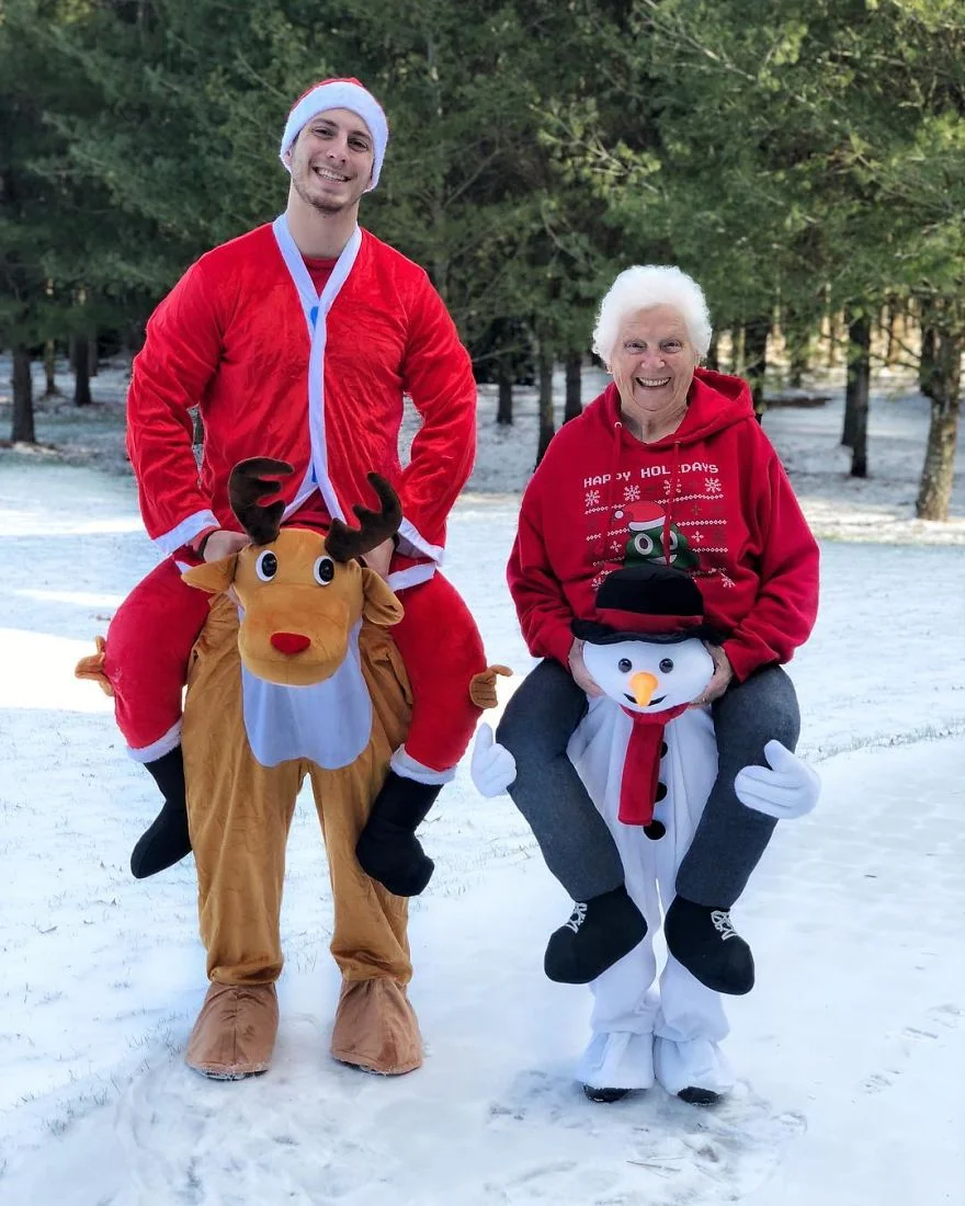 93-летняя бабушка и ее внук одевают дурацкие костюмы и веселят Instagram - фото 460943