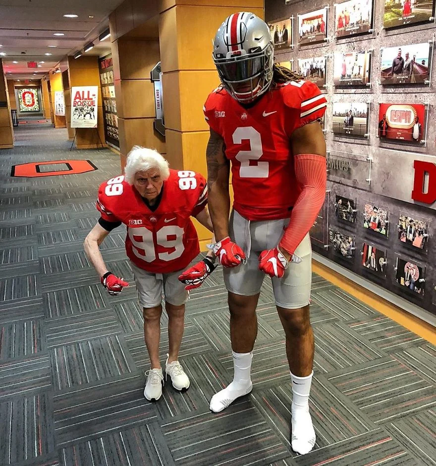 93-летняя бабушка и ее внук одевают дурацкие костюмы и веселят Instagram - фото 460944