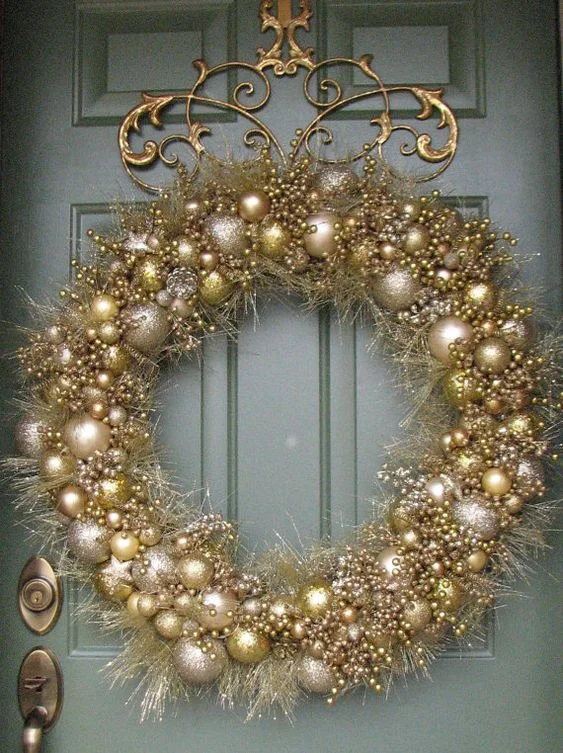 Праздничные венки на дверь: 20 стильных идей как украсить дом к Новому году - фото 461076