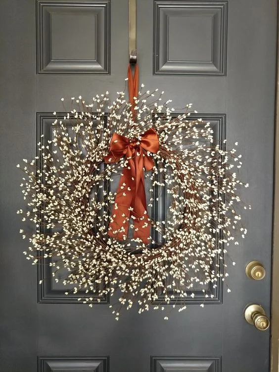 Праздничные венки на дверь: 20 стильных идей как украсить дом к Новому году - фото 461079