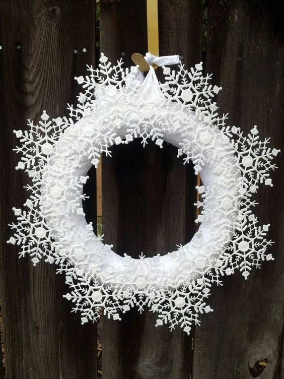 Праздничные венки на дверь: 20 стильных идей как украсить дом к Новому году - фото 461080