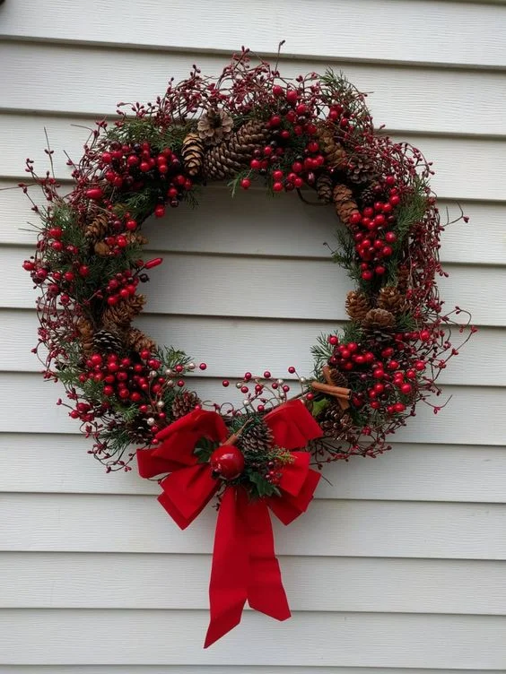 Праздничные венки на дверь: 20 стильных идей как украсить дом к Новому году - фото 461081