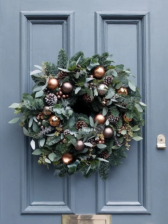 Праздничные венки на дверь: 20 стильных идей как украсить дом к Новому году - фото 461082