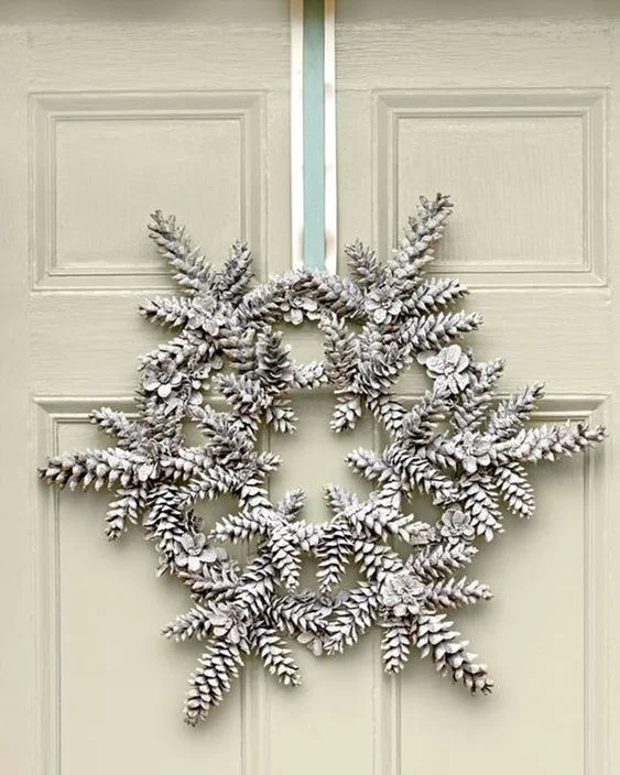 Праздничные венки на дверь: 20 стильных идей как украсить дом к Новому году - фото 461085