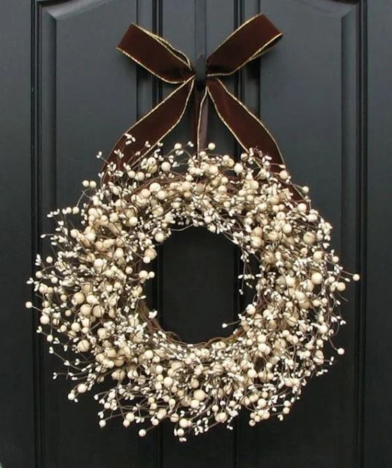 Праздничные венки на дверь: 20 стильных идей как украсить дом к Новому году - фото 461087