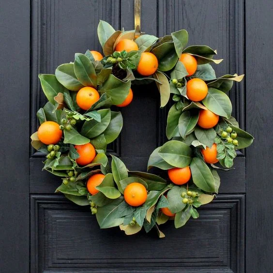 Праздничные венки на дверь: 20 стильных идей как украсить дом к Новому году - фото 461088