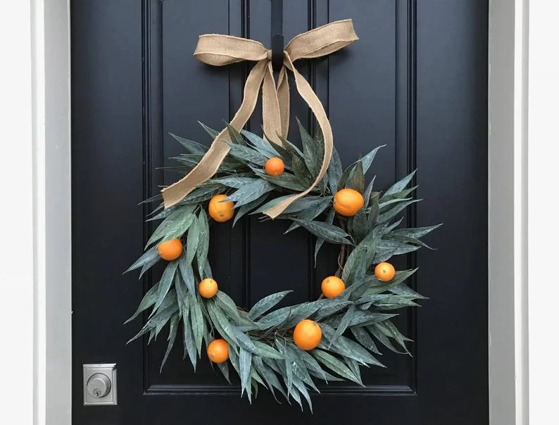 Праздничные венки на дверь: 20 стильных идей как украсить дом к Новому году - фото 461089