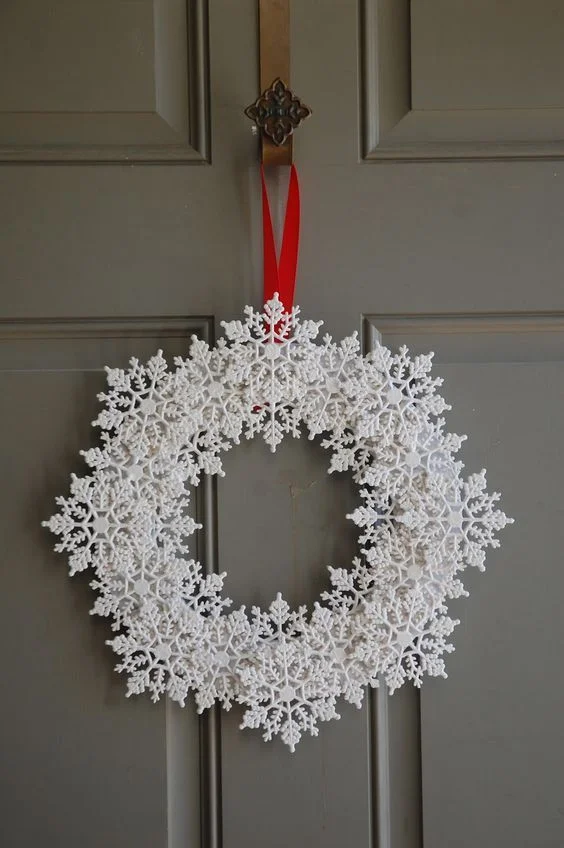 Праздничные венки на дверь: 20 стильных идей как украсить дом к Новому году - фото 461090