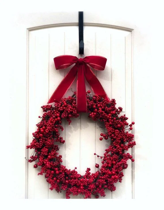 Праздничные венки на дверь: 20 стильных идей как украсить дом к Новому году - фото 461091