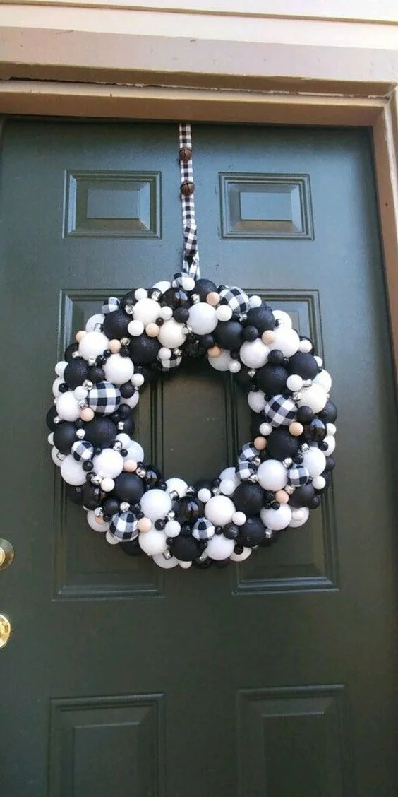 Праздничные венки на дверь: 20 стильных идей как украсить дом к Новому году - фото 461093