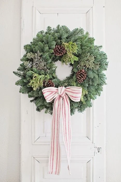 Праздничные венки на дверь: 20 стильных идей как украсить дом к Новому году - фото 461094