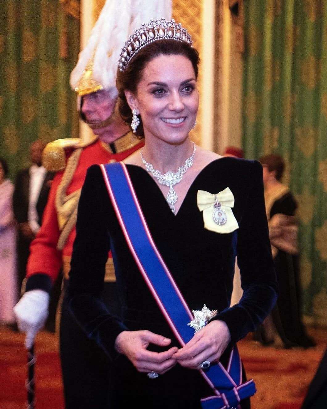 Кейт Міддлтон затьмарила на офіційному прийомі саму Єлизавету ІІ - фото 461344