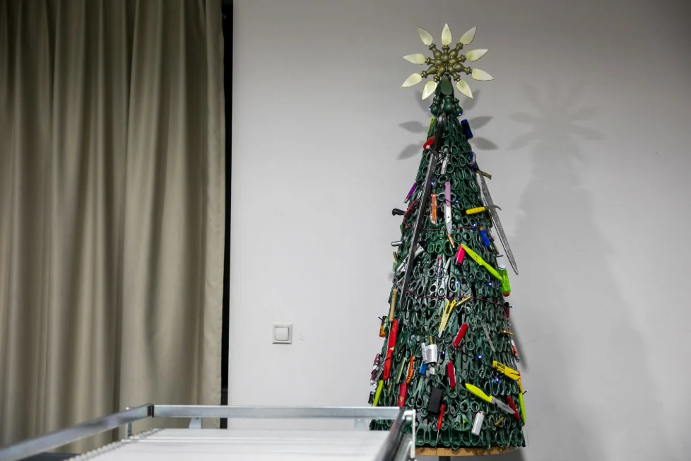 В аэропорту Вильнюса поставили елку, состоящую из запрещенных для перевозки вещей - фото 461365