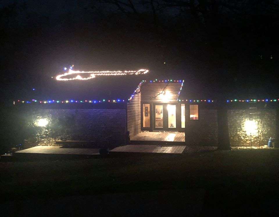 К черту традиции: женщина украсила дом к Рождеству пенисом из гирлянд - фото 461544