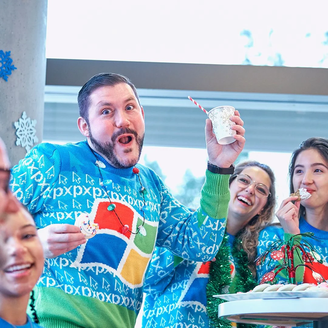 Компания Microsoft представила 'ужасные' рождественские свитера, что вызывают ностальгию - фото 461546