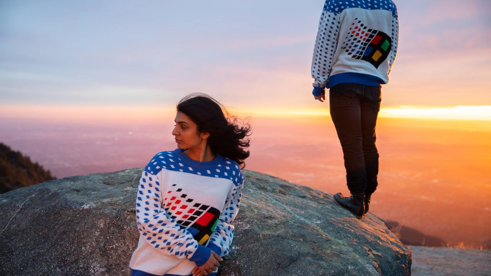 Компания Microsoft представила 'ужасные' рождественские свитера, что вызывают ностальгию - фото 461548