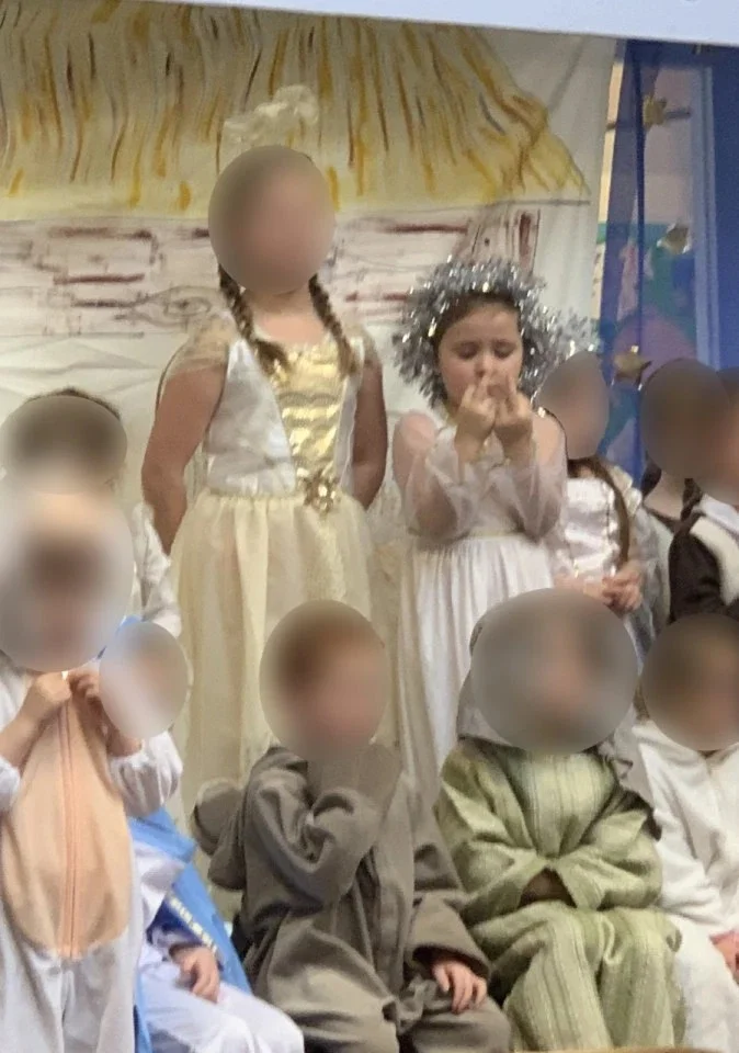 5-летняя 'бунтарка' показала два средних пальца во время детского праздника - вот зачем - фото 461912