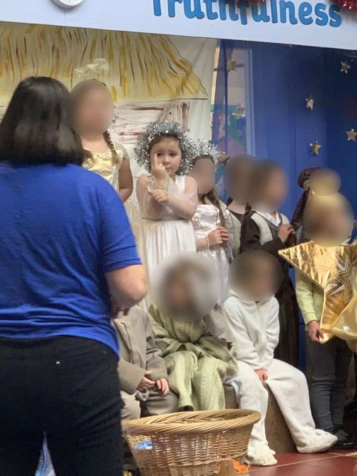 Дівчинка показує непристойний жест просто на дитячому святі - фото 461913