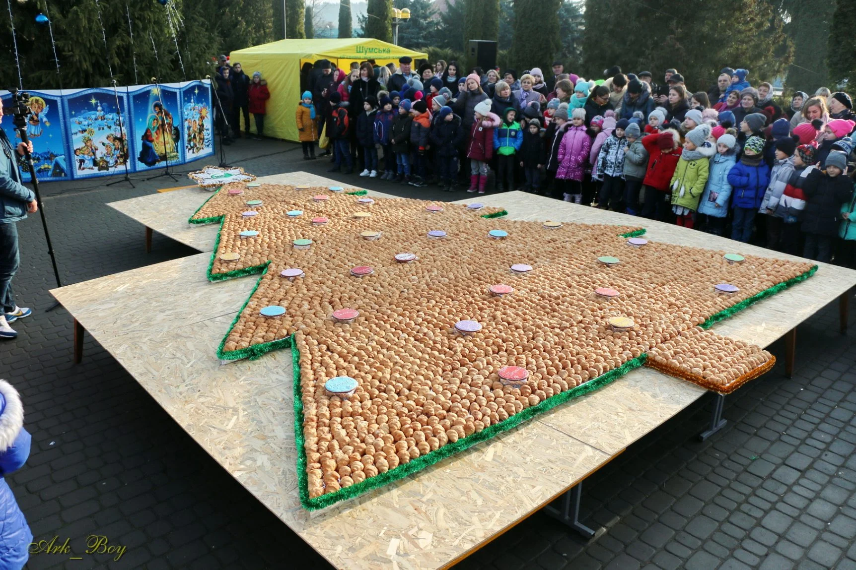 В Украине выложили гигантскую елку из круассанов, и установили этим рекорд - фото 462279